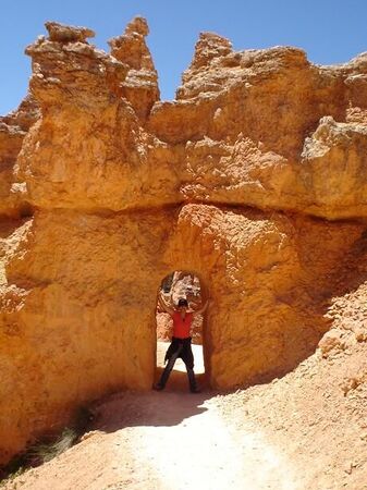 Este es otro lugar de Utah muy famoso llamado El Cañón de Bryce, conocido por sus rocas rojas y sus arcos
N. Stella  Allred
25 Dec 2005