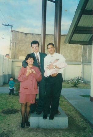 FOTO CON MI ESPOSO WILSON HERNANDEZ,MI HIJA JEANNETTE CUANDO TENIA 4 MES DE VIDA, ADEMAS NOS ACOMPAÑA EL ELDER ALZATE YA FALLECIDO.
MARIA VICTORIA OSPINA
24 May 2004