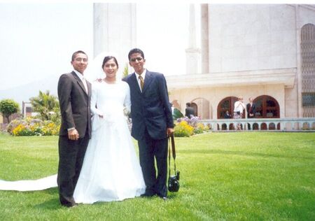 Aqui con mis lindos hermanitos, ambos Misioneros Retornados, Misión bolivia Santa Cruz y Misión Perú Trujillo respectivamente, ambos salieron a la Misión el mismo dia.-Templo de Lima Perú,...lindo no??
Maria Elena  Cisneros de Rojas
19 Jun 2004