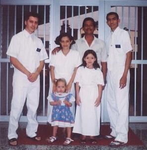 La familia Lara Pineda. Primero se bautizó Blanca Marcela y su hija Paola, poco tiempo después Alfredo se bautizó. Al lado esta elder Tamayo.
(Marzo 2002)
César Antonio  Gómez Valenzuela
24 Nov 2003