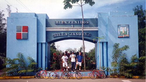 Los elderes Suero, Paulino, y Robertson en frente de la entrada a Villa Vasquez, 1995.
Michael  Robertson
24 Jan 2002