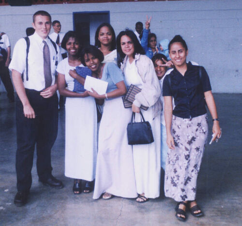 Estos son algunos de los miembros del barrio Bonao II, Candy, jayme, Patricia, Aida, y yo, el misionero es elder Cub Keller
Sonia De La Cruz
17 Nov 2003