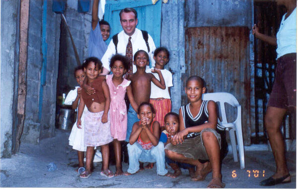 Elder Cooper con los niños de la calle
Chad  Cooper
07 Sep 2002