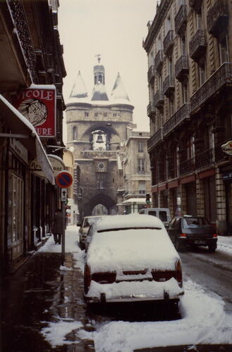 Famous bell in Bordeaux, even more famous for the nearby shop that sells large pastries.  Snow in Bordeaux in January 1990.
Deanna  Robertson
15 Nov 2001