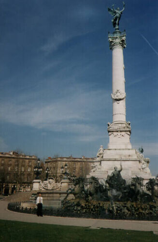 The fameux Monument des Girondins in Bordeaux, with me beside it on the left, for scale.
Chuck  McKinnon
17 Nov 2001