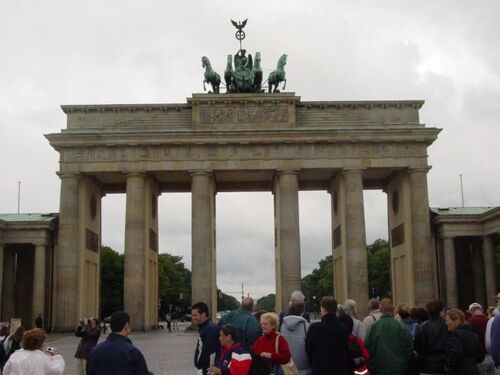 Looking East to West on Unter den Linden through the gate back towards Strasse des 17 Juni
Scott A. Walker
16 Oct 2005