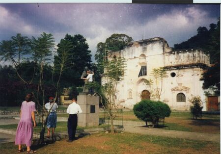 Elder Danklef y Un Santo Catolico predicand el evangelio. Si buscan bien se daran cuenta del libro de mormon en la mano del santo.
Jonathan  Chartrand
22 Jan 2002