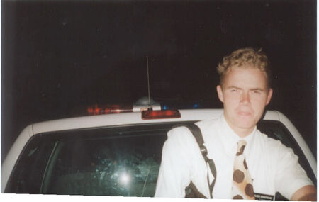 Elder Bowerbank yendo a jalon con la policia
Jonathan Ryan Bowerbank
10 Feb 2003