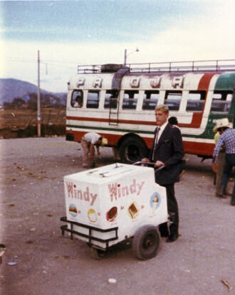 Elder Whitelock selling ice cream at the Xela bus terminal.
Thomas  Whitelock
24 Feb 2005