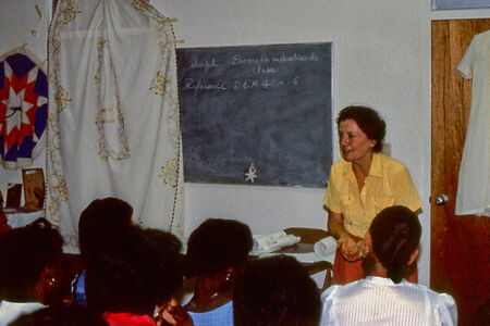 Soeur Arrigona s'addresse à la Société de Secours pendant la conférence de mission 1985.
Kent  Jardine
25 Oct 2009