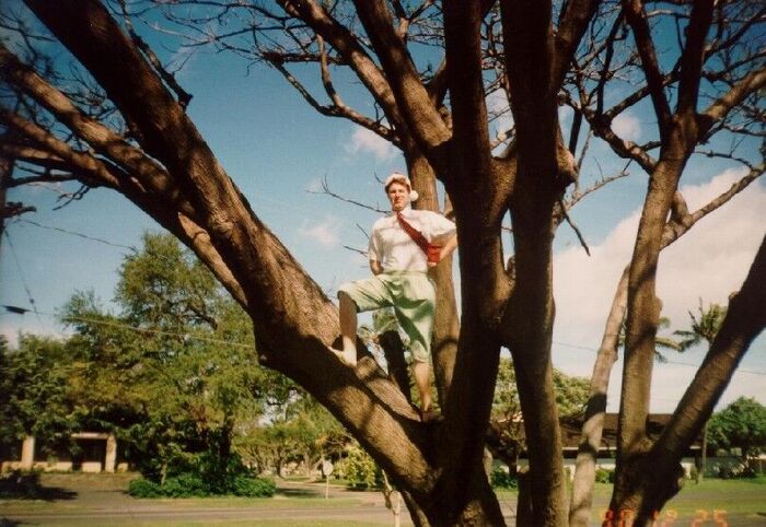 E. Nelson in the tree in the front yard at the Kahalui Pad 12-25-90
Aaron Brent Nelson
11 Nov 2002