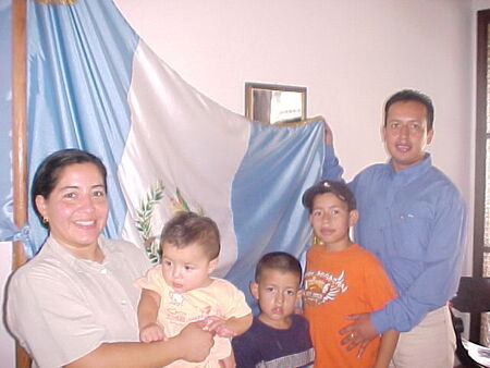 aqui estamos en la embajada de guate en honduras mi esposa alicia, marlen analicia,miguel angel,moroni armando y yo.
MIGUEL ANGEL  HERNANDEZ
24 Nov 2006