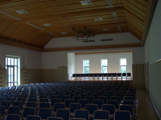 Cultural Hall/Gymnasium in Tihany Ter (6/3/2006)
Steven Scott Tomer
06 Jun 2006