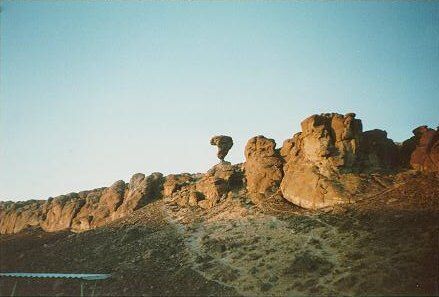 Balanced Rock is about 10 miles west of Buhl.
Douglas R. Schubert
20 Sep 2006