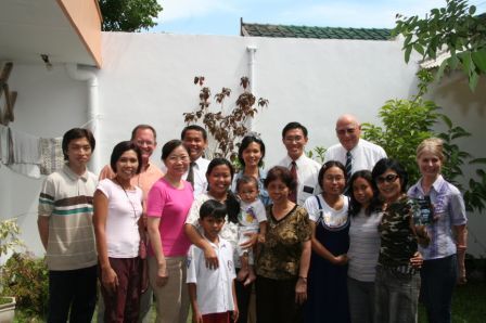 Members and missionaries of the Surabaya Barat branch following an enrichment cooking activity at the home of Sisiter Sandra.
Chad  Emmett
16 Aug 2007