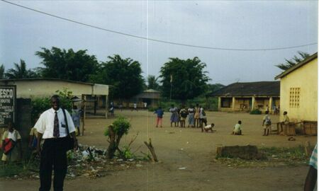 Elder Mukanki a l'ecole d'Anonkoua-Koute
Sean  Williams
02 Feb 2002