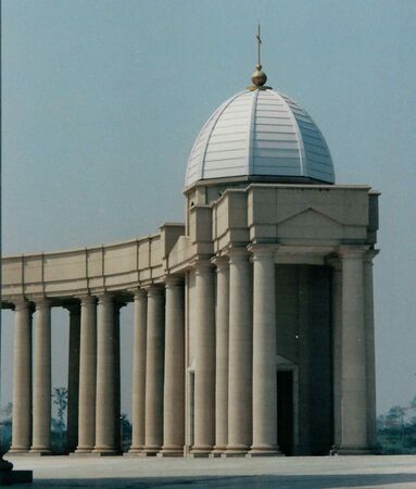 pillars with dome
Benjamin Christopher Oates
21 Nov 2003