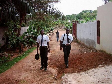 Elder Danho(Chef de district) et Elder Koffi Kan en plein prosé.
Berenger Faet Melaine Dahakpoin
08 Jul 2007