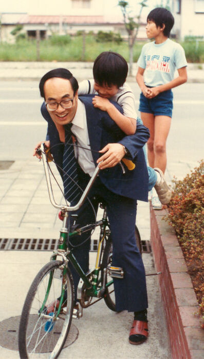 President Sakai playing with sons - 1981.
Christopher F. Barnes
29 Nov 2006