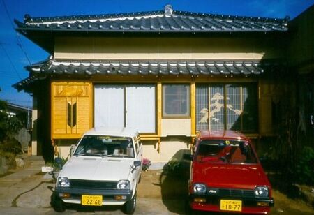 I thought this home was quite interesting given there were two brand new shiny cars parked on the property.  Very unusual.
David  van der Leek
18 Aug 2003