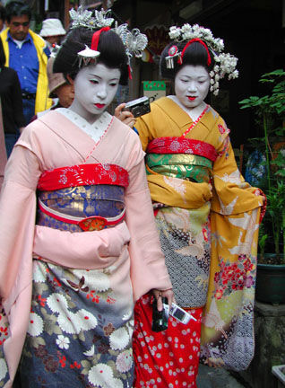 These ladies look lovely in their traditional dress!  ©2001 Dave Ahlman
LDS Mission Network
07 Mar 2004