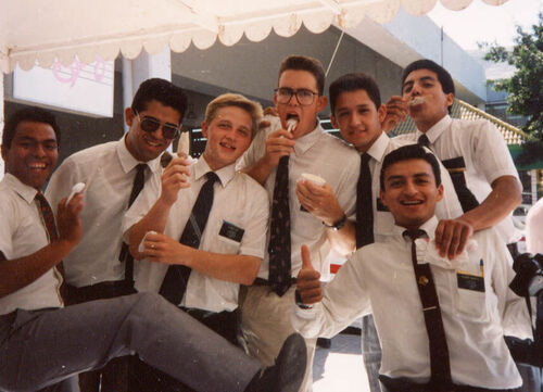 ¿Cuál de los misioneros en Mazatlán no fue a Los Helados Bing por lo menos una vez?! Poco después de esta foto, Elder Jex fue capturado por una banda de un barrio cercano de las oficinas en ese entonces. Solamente querían la bici.
Joe  Harris
25 Nov 2002