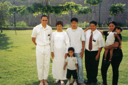 un bautismo de un joven en la antigua capilla de Guamuchil
Jose  Torres Camacho
09 Nov 2006