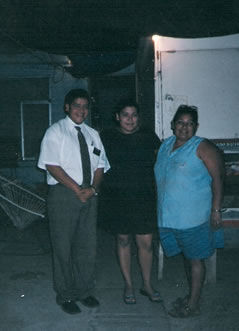 Con unas hermanas bien potentes, Marlene y su mamá.
Jose  Torres Camacho
09 Nov 2006