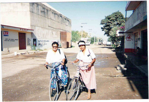 Aqui está la Hna. Cruz y la Hna Gonzalez en nuestras primeras bicis de la misión. Fuimos algunas las afortunadas.
Martha Elena  Gonzalez Hernandez
15 Jul 2008