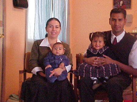 Esta es mi hermosa familia, actualmente estoy viviendo en Aguascalientes. Estoy en busaca de los compas que servimos en los mismos años en la Mision, cuando fue el Pres  de Mision el Pres. Aguirre. Pongamonos en contacto.
Roberto Carlos Estrada
15 Nov 2006