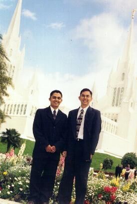 Este fue la primer visita al templo de san Diego al regresar de la mision, me acompaña mi hermano
Daniel  Mireles Betts
24 Jul 2004