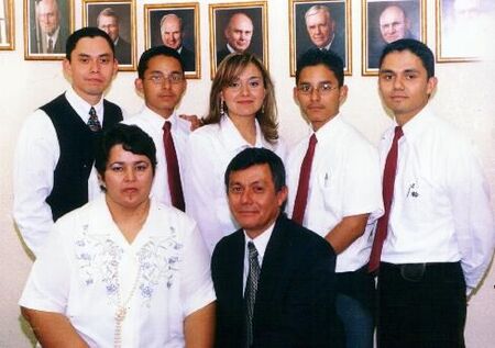 Esta es la foto actual de mi familia en 2004
Daniel  Mireles Betts
24 Jul 2004