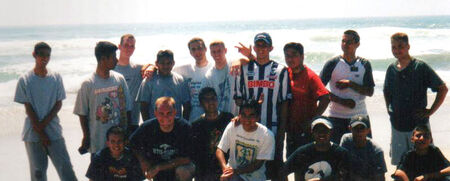 zona tijuana jugando futbol en la playa 