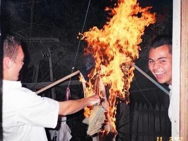 Aqui, en esta foto cumplimos un año y medio, solo se nos ocurrio hacerlo, era por seguir la tradiciones
Fernando Salvador Santiago Flores
03 Feb 2006