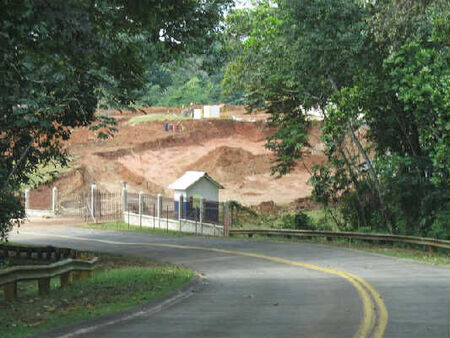 Una vista de Cardenas y la construcion del templo.
Jay Harvey
05 Jan 2006