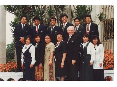 Grupo de Misioneros de Abril de 1997 asignados a la Misión Perú Arequipa con el Presidente y la Hna. Gardner.
Yenyffer  Barreto Tuero de Guzmán
13 Jan 2004