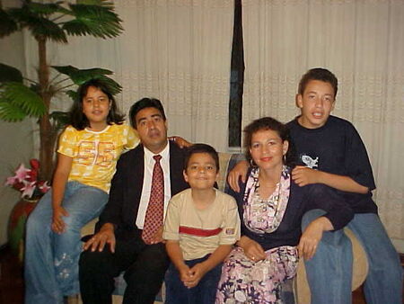 Ricardo, Cecilia, Ivan, Raquel, Sergio
Segundo Ricardo Alfaro López
21 May 2004