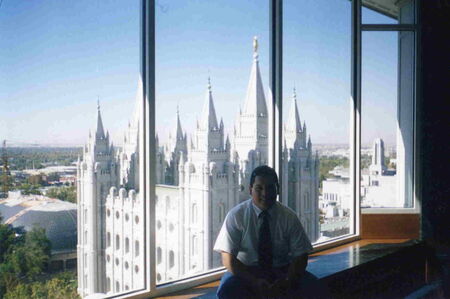 En el piso 10, frente al Templo de Salt Lake, Utah.
Carlos Enrique  Fuentes Murillo
28 Mar 2006