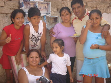 Aqui estamos en la parte de atras de mi casa esperando que esten listas las parrilladas, esta foto esta mi esposa mi hija mis sobrinas y mi cuñada
Luis Enrique  Jave Albildo
09 Aug 2007