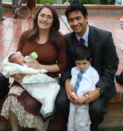 este fue el dia en que se presento se bendijo a David mi hijo menor. Mi esposo y mi hijo mayor estan a mi lado
sandra elena mejia
28 Oct 2007