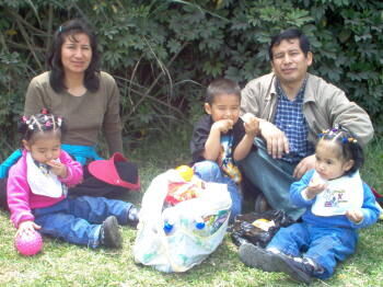 Aqui esta mi esposo y su hermana rocio con mis 3 hijos, esta foto es del sabado 10 de sep 2005
Yesenia  Del Carpio
15 Sep 2005