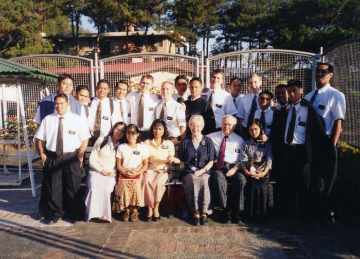 This is taken after our first night in the mission Home! This is our Batch! Composed of 10 Filipino Elders, 3 Foreigner ELders, and 4 Filipina Sisters. This shot wes taken with our Mission President and his wife, Pres. and Sister Bowen, with their Assistans, Elder Whitiker and Elder Mcmilan
Eric Caisido Belen
01 Dec 2007