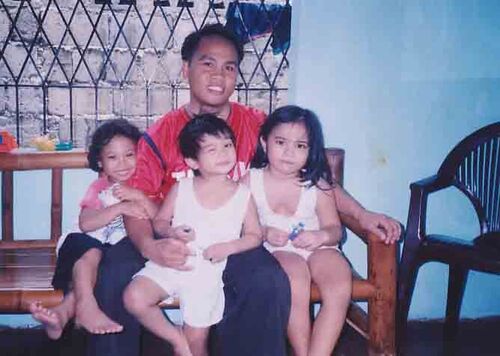 just arrived home me with my nieces and nephew not my children
Reynaldo Encabo Sebes
17 Mar 2006