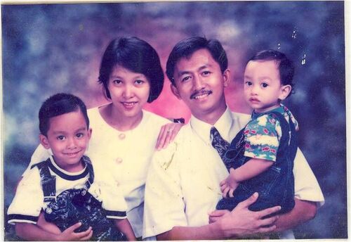 Family Photo taken last December 2000 with wife Ana & kids, Cromwell(5 yrs old) & Carlo(2 yrs old)
Christopher Alameda Barredo
10 Jul 2009