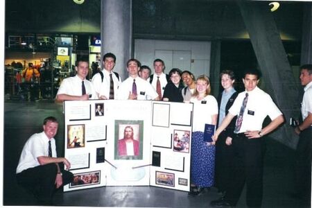 The Lisbon Zone made a brand new street meeting board and sang near the entrance to the mall at Expo
Amy  Gomez
11 Aug 2005