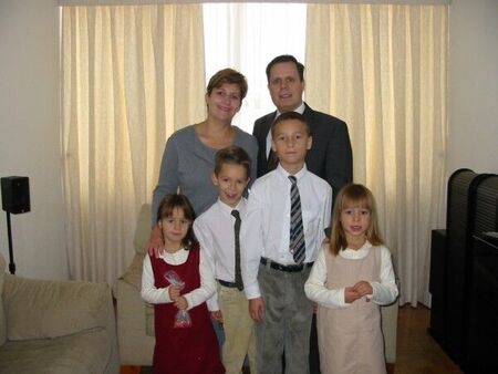 Miguel (Elder Adriano), Deanna (Sister Maass)
Cláudia, Dylan, Daniel, Catarina
J. Miguel  Adriano
14 Jan 2004