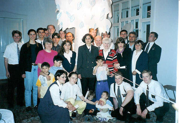 Membrii si misioanari in jurul copacului vietii.
Maria Virginia Borge
18 Jan 2002