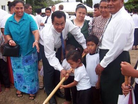 New temple groundbreaking 3
Aleni Saulo Fuatimau
06 Jul 2004