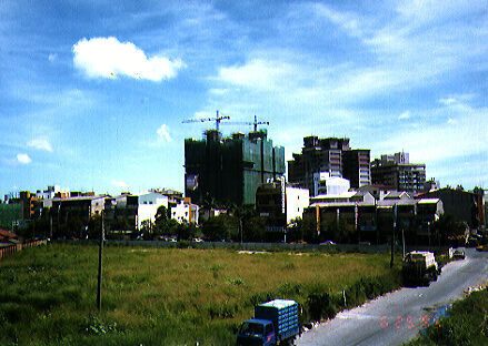 A view of Tainan city from the third floor of our apartment on Dong Men Lu.
Chad 孫耀威 Snelson
30 Mar 2003