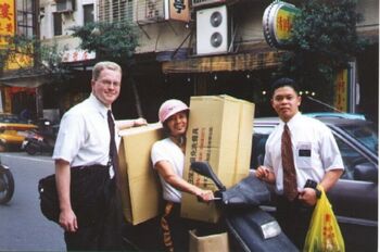 P-Day in Yonghe, going to the famous Eddie the Coatman's store.
Tom  Reyes 王永智
06 Feb 2003